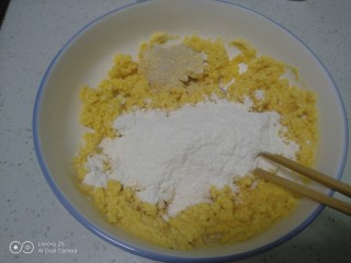 玉米面发糕,晾至温热，加入面粉、酵母。