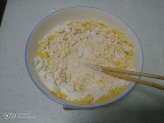 玉米面发糕,搅拌均匀，加入白糖。