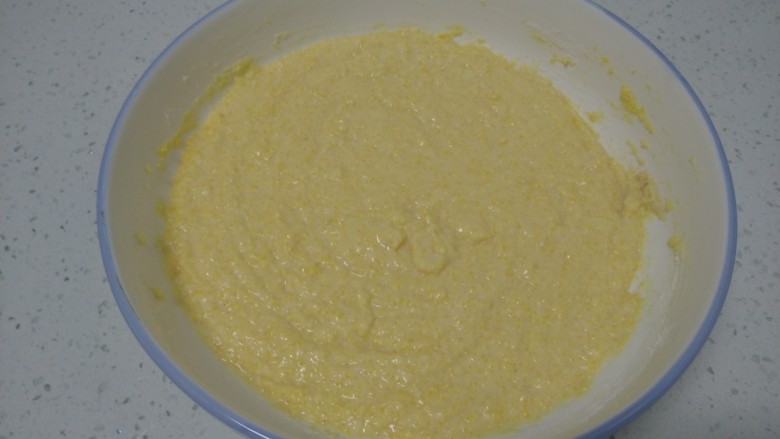 玉米面发糕,加入适量清水，搅拌成糊状。