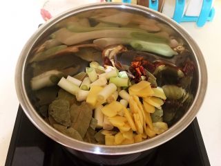 东北酱大骨,加入姜片和葱段，加入黄豆酱，加入老抽，生抽继续翻炒出香味