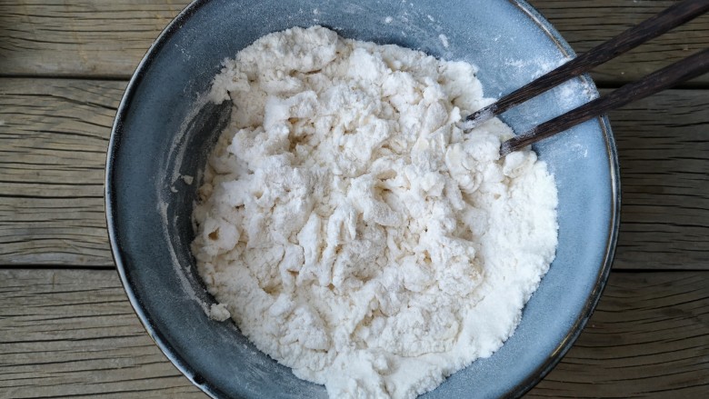 腐乳葱香饼,用筷子将面粉搅拌成雪花状。