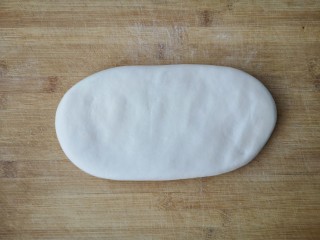 腐乳葱香饼,醒好的面团取出直接放在面板上按扁（不用揉）。