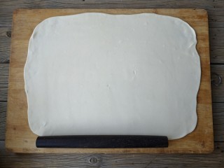 腐乳葱香饼,用擀面杖擀成长方形，厚度自己掌握，比饺子皮厚一点就可以。