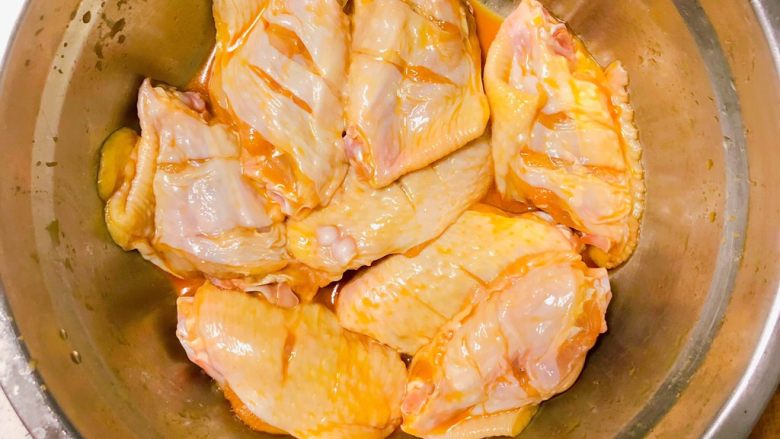 苹果烧鸡翅,用少量玉米淀粉和2滴酱油用手抓匀腌制10分钟。
