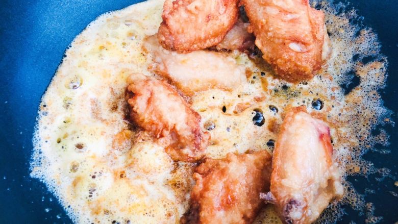 这是什么神仙美味，咸蛋黄鸡翅也太好吃了吧,下入炸好的鸡翅，均匀裹上咸蛋黄，即可出锅。