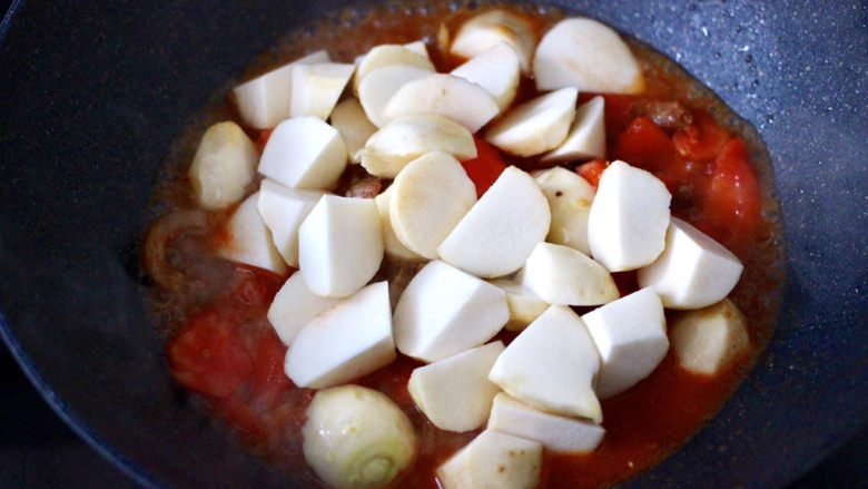 芋头番茄粉条煲,这个时候加入芋头块，继续大火翻炒片刻。