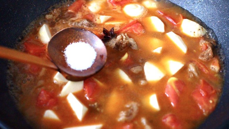 芋头番茄粉条煲,根据个人口味，加入适量的盐调味。