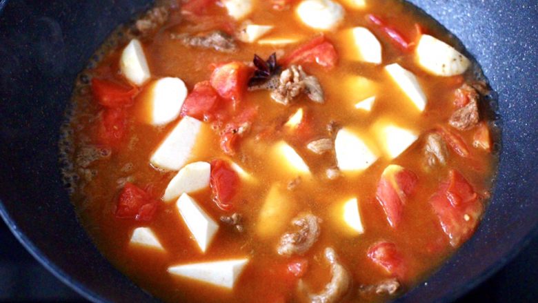 芋头番茄粉条煲,锅中加入适量的清水。