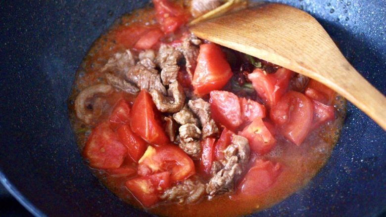 芋头番茄粉条煲,加入番茄继续大火翻炒至变软。