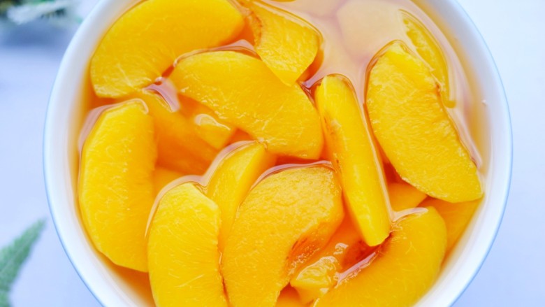 黄桃罐头,黄桃成熟期短，每年上市只有1个月左右，采摘后只能保存7天，把黄桃做成罐头，更能美味锁鲜，抓紧吃黄桃的黄金时间哟！