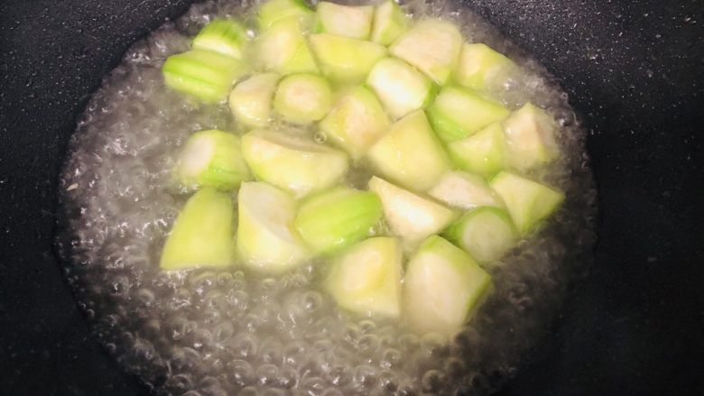 丝瓜鸡蛋菌菇汤,加入适量水烧开。