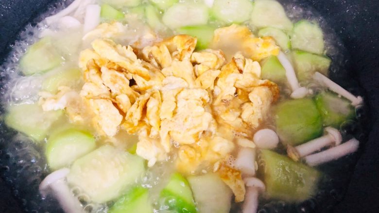 丝瓜鸡蛋菌菇汤,最后出锅前放入炒好的鸡蛋。
