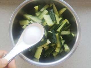 爽口小黄瓜,然后放一个小盆中，加半勺多盐，拌匀匀静置