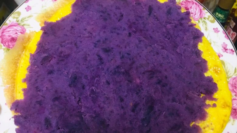 紫薯蛋卷 ,取出蛋饼装盘，将紫薯泥均匀的铺在蛋饼上 