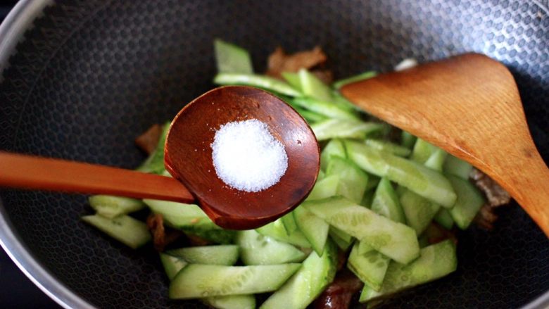 黄瓜双椒炒肉便当,根据个人口味，加入适量的盐调味。