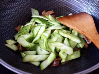 黄瓜双椒炒肉便当,加入切片的黄瓜。