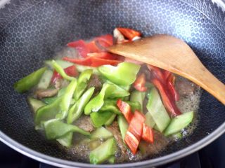 黄瓜双椒炒肉便当,这个时候加入切片的青红尖椒。