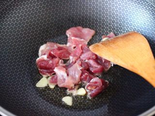 黄瓜双椒炒肉便当,这个时候加入切片的猪肉，继续大火翻炒片刻。