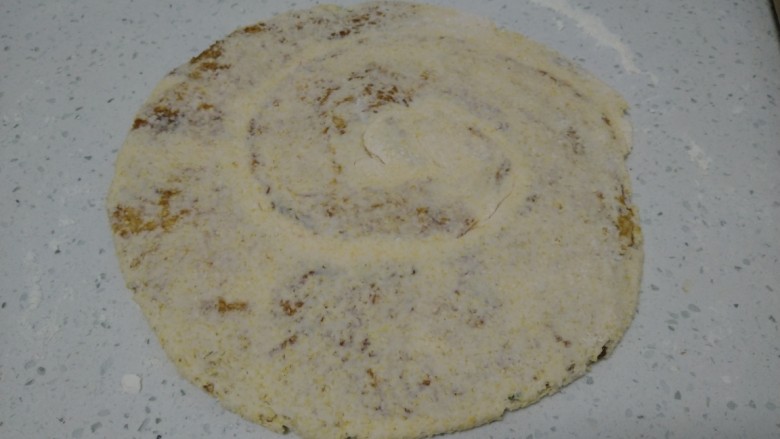 玉米面芝麻酱饼,用擀面杖擀薄。