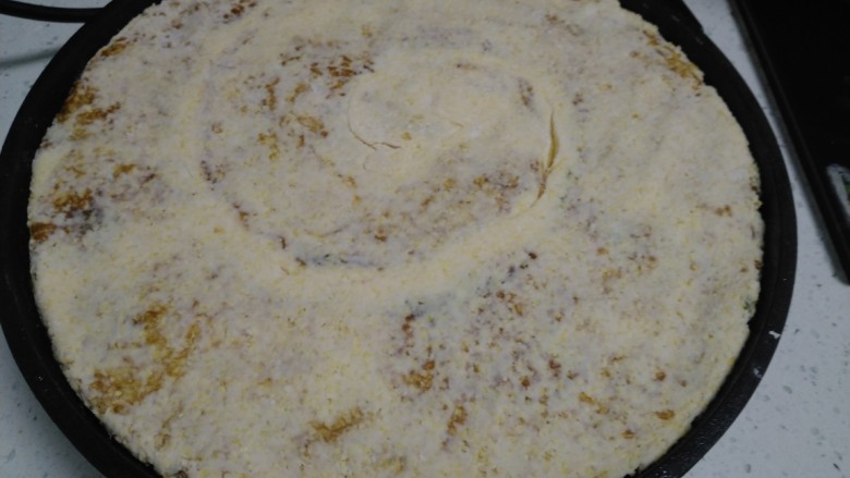 玉米面芝麻酱饼,电饼铛均匀涂上油，油热后放入饼胚。