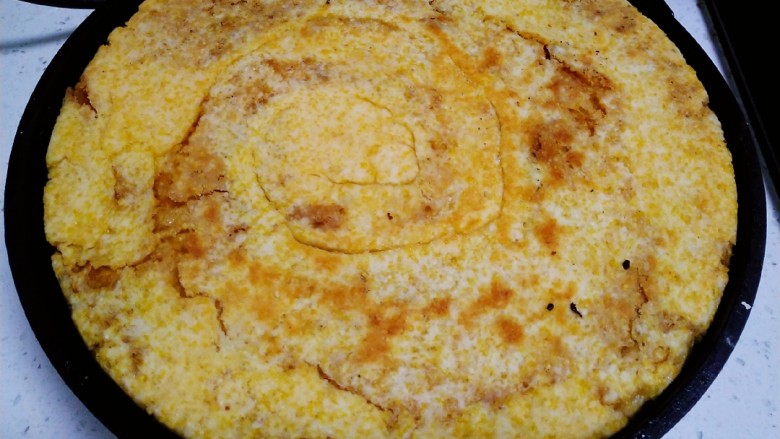 玉米面芝麻酱饼,煎至一面金黄翻面。