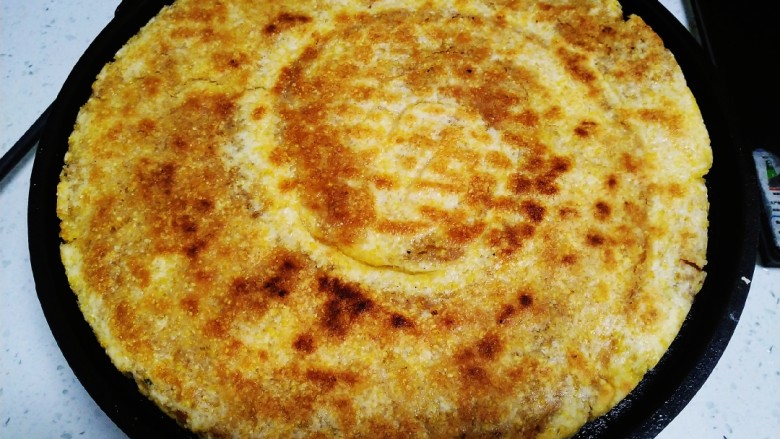 玉米面芝麻酱饼,煎至两面金黄。
