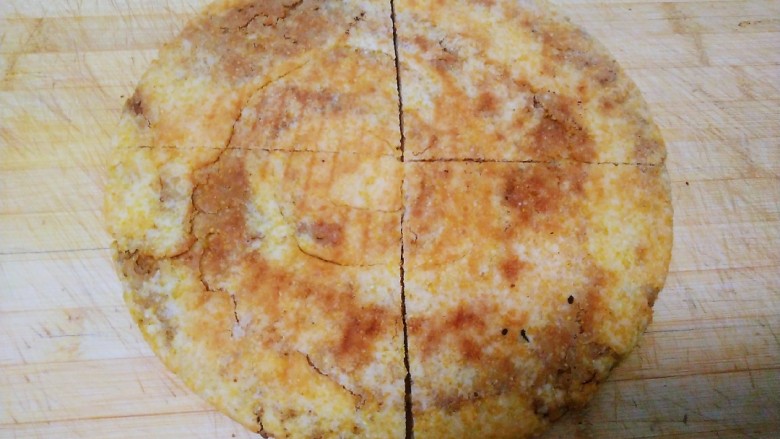 玉米面芝麻酱饼,先平均分成4份。