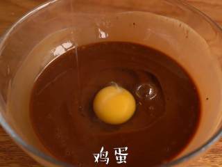 养颜补血【红枣马芬蛋糕球】,打入鸡蛋，加入玉米油，搅拌均匀