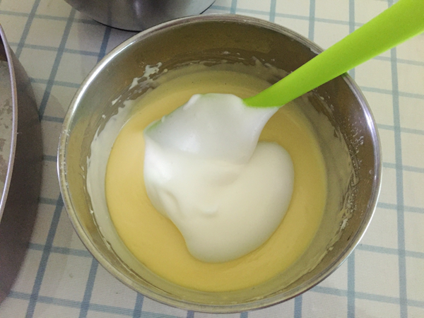 轻乳酪蛋糕,将打发好的蛋白取3分之一加入到蛋黄奶酪糊里，翻拌均匀。
