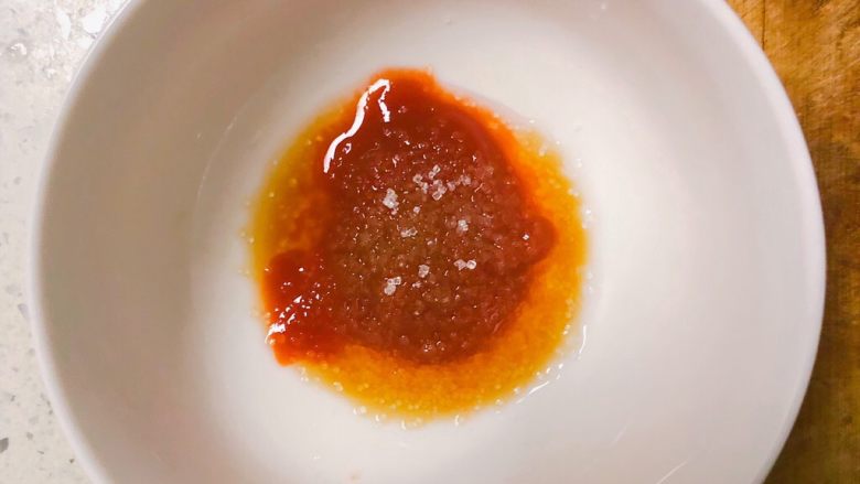 菠萝酸甜排骨,调制一个酸甜汁，用4滴番茄酱和1勺白糖2滴醋调味