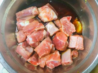 菠萝酸甜排骨,把排骨用4滴酱油和2片姜片放入冰箱腌制1个小时