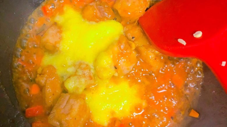 菠萝酸甜排骨,最后加入菠萝泥和小半勺盐调味既可出锅