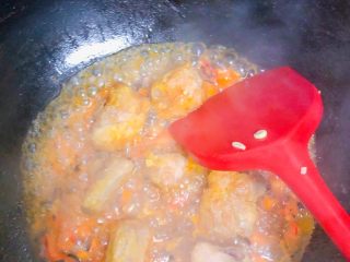 菠萝酸甜排骨,调好的酸甜汁倒入炒香的胡萝卜甜椒碎中并加入一点淀粉水把汤汁调制稍微浓稠一点后加入炸好的排骨翻炒。