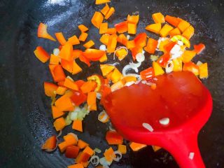 菠萝酸甜排骨,把切碎的胡萝卜和甜椒仔姜大葱一起入锅炒香