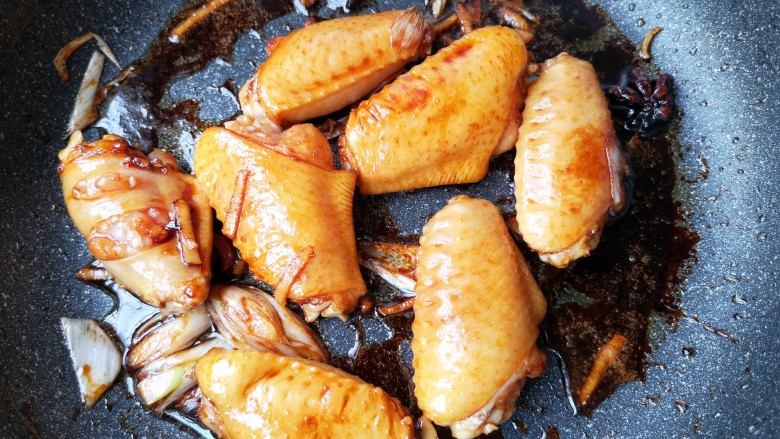 苹果烧鸡翅,放入腌制好的鸡翅，翻炒均匀上色。