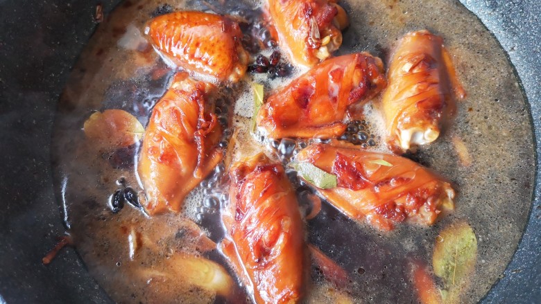 苹果烧鸡翅,加入适量开水小火炖半小时左右。