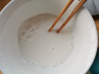 菠菜鸡蛋汤,淀粉加适量水搅拌均匀