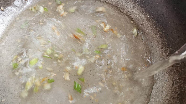 菠菜鸡蛋汤,倒入适量的水烧开