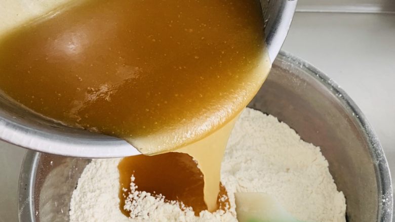 广式月饼🥮,将搅拌好的油糖浆加入面粉中