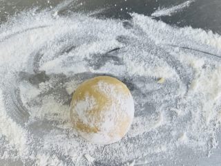 广式月饼🥮,取一个做好的饼胚 表面赞少许的干粉 防止压花时赞在模具上