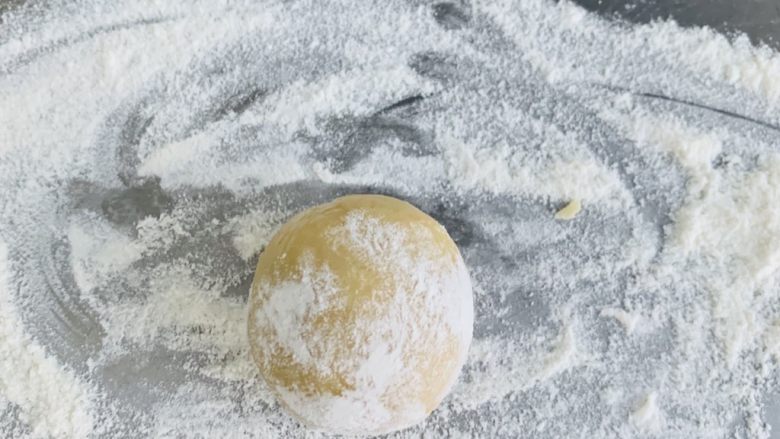 广式月饼🥮,取一个做好的饼胚 表面赞少许的干粉 防止压花时赞在模具上