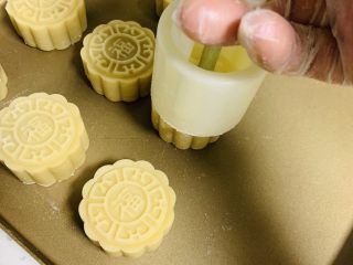 广式月饼🥮,提起模具直接放在烤盘上 防止来回手拿 月饼胚变形