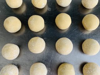 广式月饼🥮,拿起赞了干粉的面胚双手团圆的方式弹去多余的干粉，一定是薄薄非常少的干粉 ！