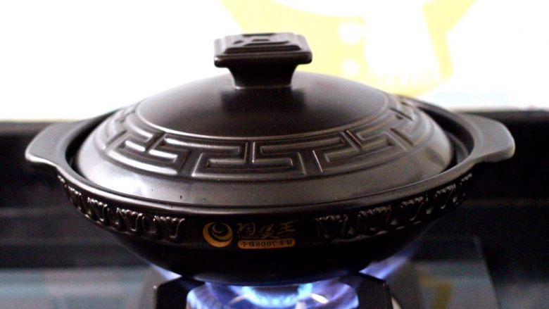 墨鱼丸子冬瓜木耳煲,盖上锅盖大火煮沸后转小火慢慢炖煮10分钟左右。