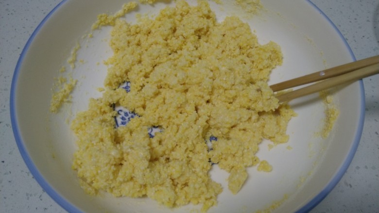 奶香窝窝头+奶香千层玉米面糖饼,将加热后的奶一边搅拌一边加入玉米面中。