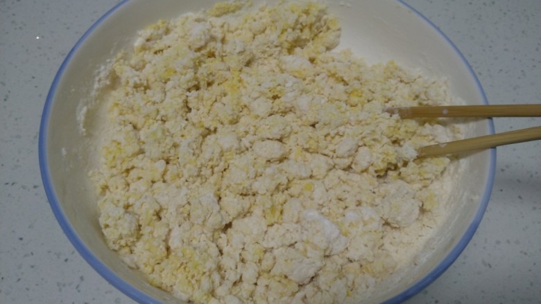 奶香窝窝头+奶香千层玉米面糖饼,搅拌均匀。