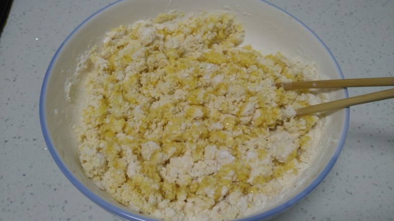 奶香窝窝头+奶香千层玉米面糖饼,加入食用油。