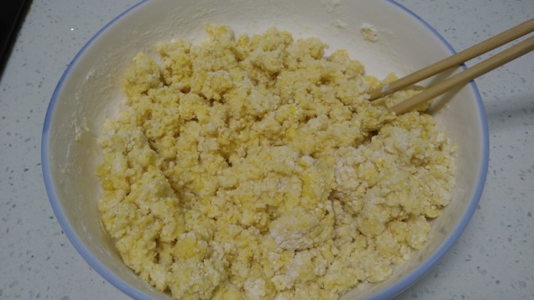 奶香窝窝头+奶香千层玉米面糖饼,搅拌均匀。
