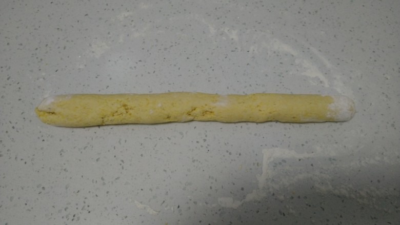 奶香窝窝头+奶香千层玉米面糖饼,取一半面团搓成长条。