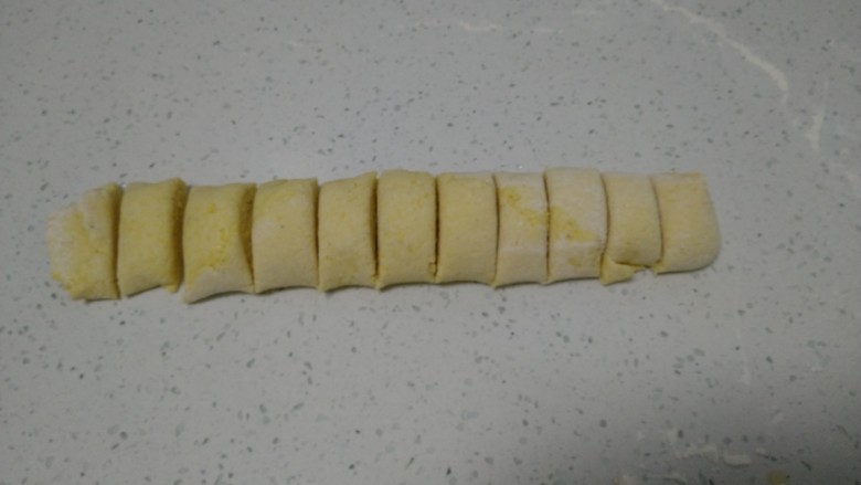 奶香窝窝头+奶香千层玉米面糖饼,从一头卷起，再平均分成10份。